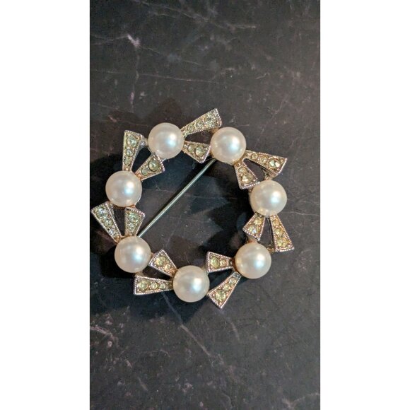 Vintage Pearl look & Rhinestone Circle Brooch Pin - Picture 5 of 6